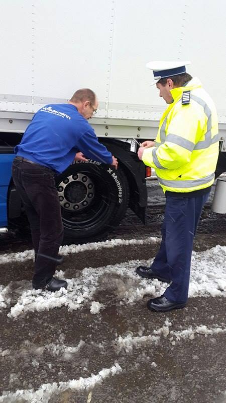 Atenție, șoferi! Polițiștii fac verificări în trafic în privința dotării autovehiculelor cu anvelope de iarnă – FOTO