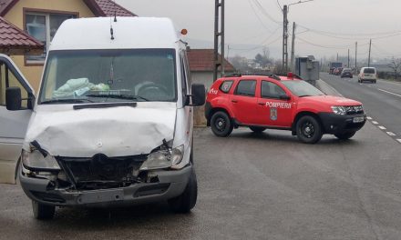 Doi copii au ajuns la spital în urma unui accident în care au fost implicate un microbuz și un autoturism – FOTO