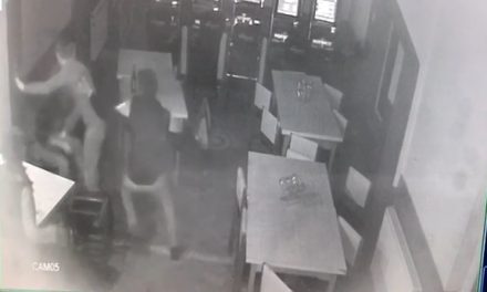 EXCLUSIV. Doi tineri l-au snopit în bătaie pe un bărbat într-un bar din Beclean. Imaginile de pe camerele de supraveghere au surprins incidentul – FOTO&VIDEO