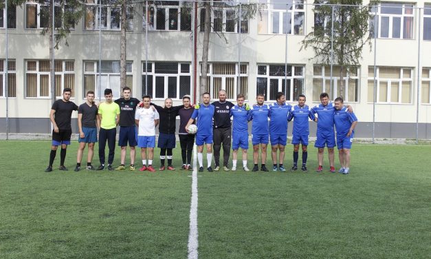 Meciul amical de fotbal dintre profesori și viitorii absolvenți ai Colegiului Național „Petru Rareș” Beclean s-a încheiat surprinzător. Care a fost lecția de viață pentru toți – FOTO