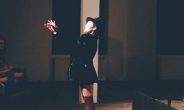 One-woman-show cu actrița Codruța Varadi, la Sinagoga din Bistrița! Artista originară din Beclean va susține spectacolul Cirque du vérité, interzis persoanelor sub 16 ani