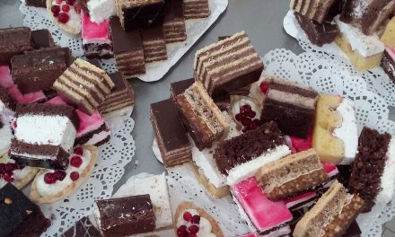 Cofetăria Karamel împlinește 1 an,  cu surprize pentru clienți! Beclenarii sunt invitați să-și cumpere prăjituri de sărbători, fără precomandă – FOTO